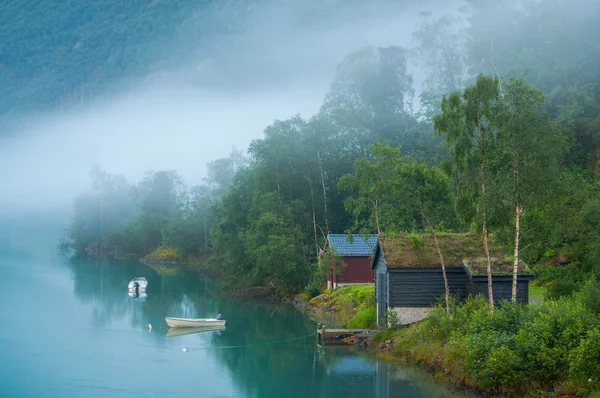 一个有雾的湖中挪威 Sunrize — 图库照片