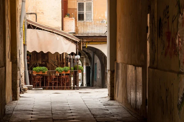 Old city courtyard café — Stok fotoğraf