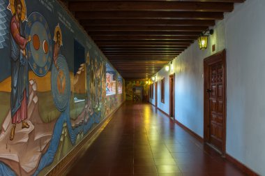 Kıbrıs'ta Kikkos Manastırı boyalı koridorda