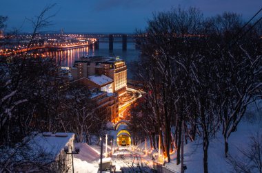 Demiryolu füniküler kış alacakaranlıkta, Kiev, Ukrayna
