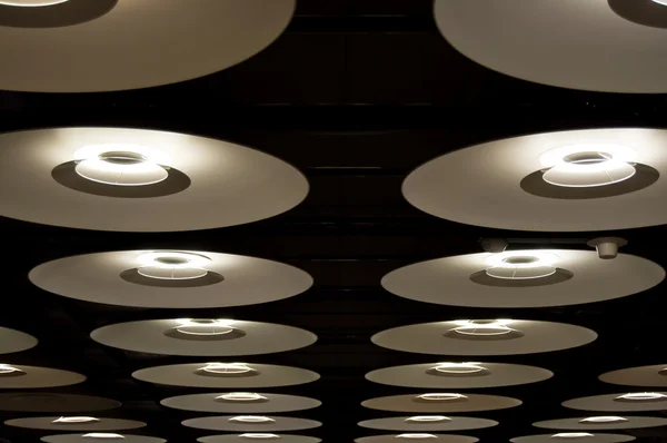 Nombreuses lampes modernes à Aéroport de Barajas — Photo