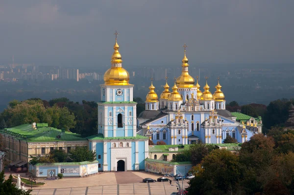 Свято-Михайловский золотокупольный монастырь в Киеве, Украина — стоковое фото