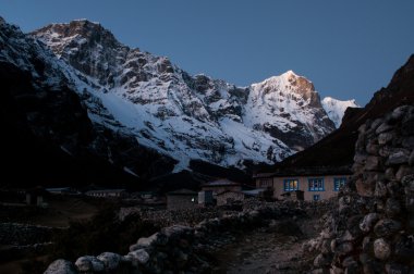 Thame Köyü, Himalayalar gecede
