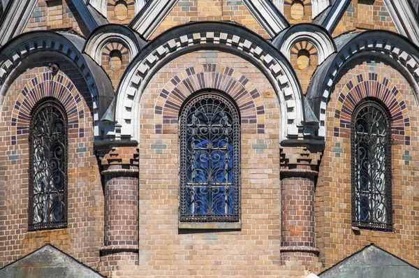 Klenutá okna kostela Spasitele na rozlité krve — Stock fotografie