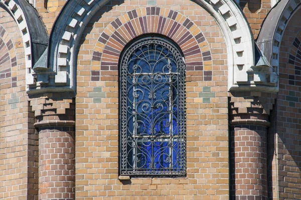 Gebogen venster van de kerk van de Verlosser op het Bloed Spilled — Stockfoto