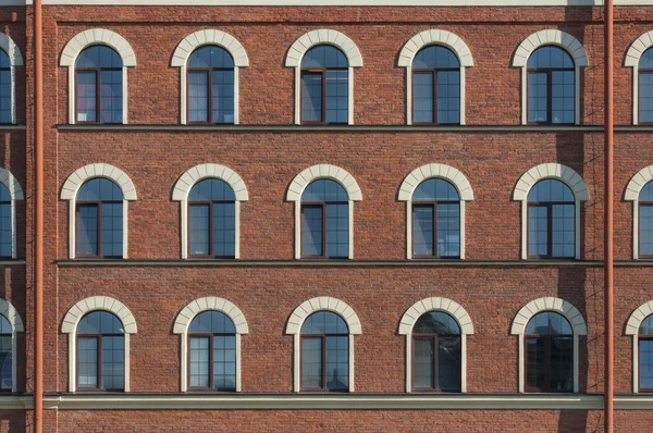 Viele gleiche Fenster der Fabrik — Stockfoto