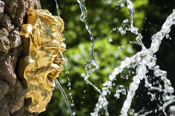 Gouden fontein gezicht van Neptunus in het park — Stockfoto