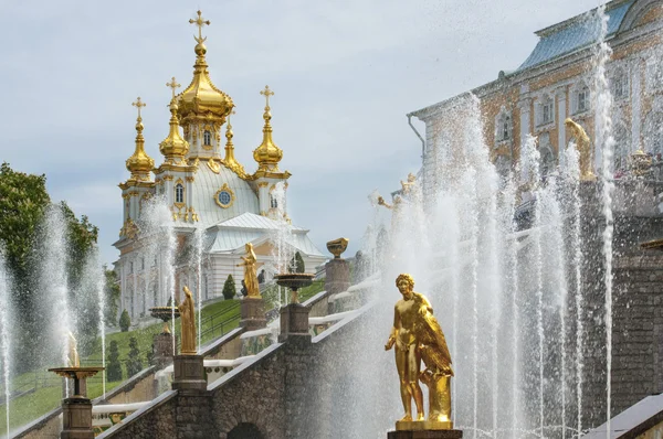 Fontaines dorées à Peterhof près de Saint-Pétersbourg — Photo