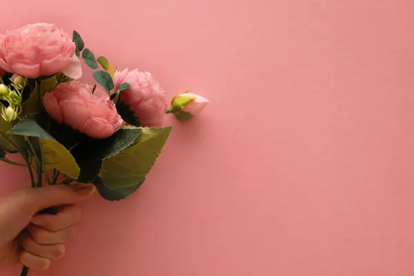 Beyaz arkaplanı ve düz yatağı olan küçük, gür pembe şakayık çiçekleri..