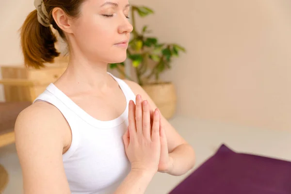 Sağlıklı yaşam tarzı, evde meditasyon, yoga yapan kadın, lotus pozisyonunda meditasyon, yakın çekim.