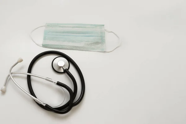 Aksesuarların, sağlık hizmetlerinin, tıbbi geçmiş konseptinin masa üstü görüntüsü. Hastayı tedavi eden doktor için temel öğeler.