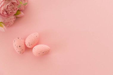 Çiçekli pembe yumurtalar pastel pembe arka planda şakayıklar. Mutlu Paskalyalar. Üst Manzara. Düz yat, boşluğu kopyala