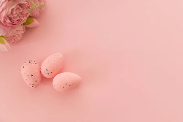 Çiçekli pembe yumurtalar pastel pembe arka planda şakayıklar. Mutlu Paskalyalar. Üst Manzara. Düz yat, boşluğu kopyala