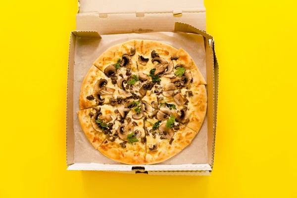 Dümdüz, parlak sarı arka planda izole edilmiş mantarlı lezzetli pizzalar vardı. Fast food, abur cubur konsepti. Kopyalama alanı olan pankart.
