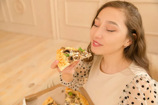 Evde pizza yiyen genç kız öğrenci, kapat.