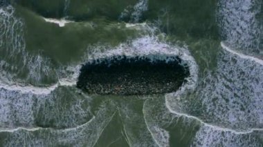 Dalgalı bir günde dalgalı su