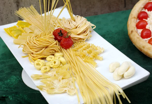 Spaghetti und Makkaroni — Stockfoto