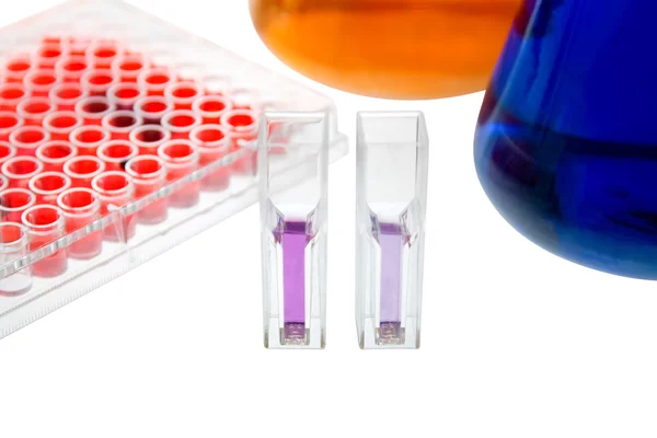 Pipette test sample research elisa ninety-six well plate analysis cuvette check absorbance — Stock Photo, Image