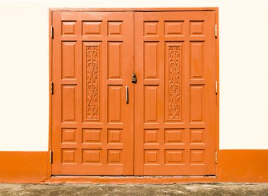 kahverengi ahşap kapıyı kilitli 