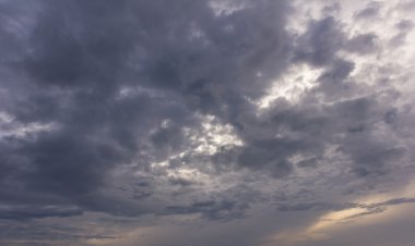 kara bulutlar ve gökyüzü