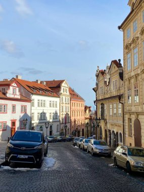 Yazın gençleşiriz ve sonsuza dek genç kalırız.)