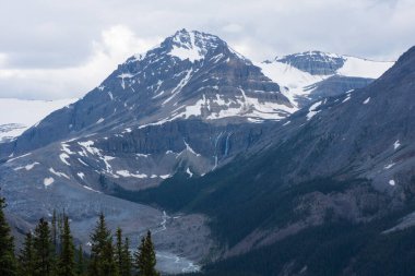 Rocky Dağı 'nın canlandırıcı ve zihin açıcı manzarası: nehir, göl, dağ, kar, gökyüzü
