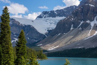 Rocky Dağı 'nın canlandırıcı ve zihin açıcı manzarası: nehir, göl, dağ, kar, gökyüzü