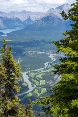 Rocky Dağı 'nın canlandırıcı ve zihin açıcı manzarası: nehir, göl, dağ, kar, gökyüzü