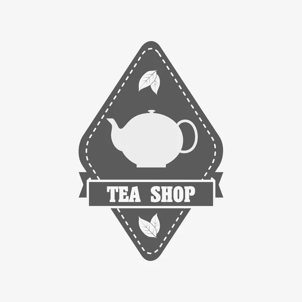 Teeladen-Abzeichen, Etikett oder Logo-Design-Vorlage mit Teekanne und Teeblättern — Stockvektor