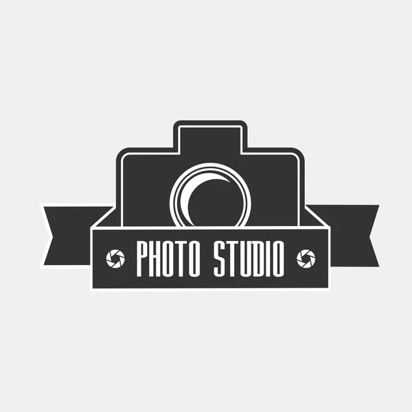 Logotipo del estudio fotográfico Vector Ilustración en estilo vintage con cinta y cámara fotográfica. Se puede utilizar para diseñar tarjetas de visita, volantes, carteles, como concepto para el logotipo que se imprimirá en camisetas — Archivo Imágenes Vectoriales