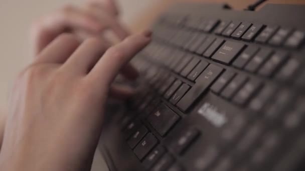 Gros plan des mains féminines tapant le clavier — Video