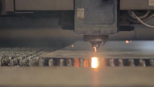 Laser industri memotong lembaran logam dalam pola yang diprogram — Stok Video