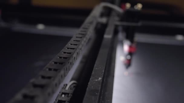 Industriële laser snijdt een patroon op een plastic — Stockvideo