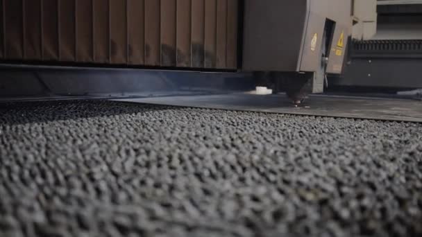 Industrielaser schneidet ein Blech in einem programmierten Muster — Stockvideo