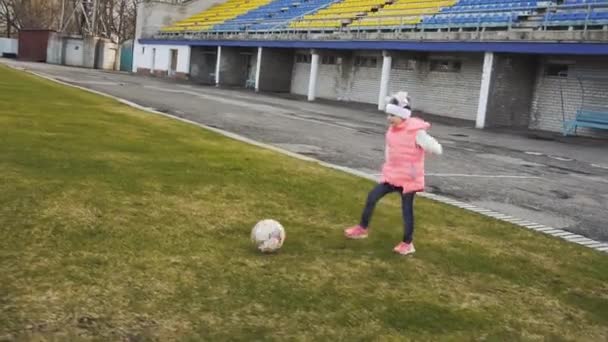 Far spelar fotboll eller fotboll med dotter — Stockvideo