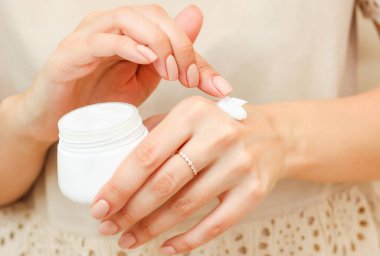 Kızın ellerinde el kremi.