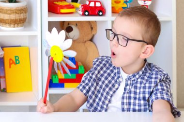 Çocuk harfleri, kelimeleri, sesleri doğru telaffuz etmeyi öğreniyor.