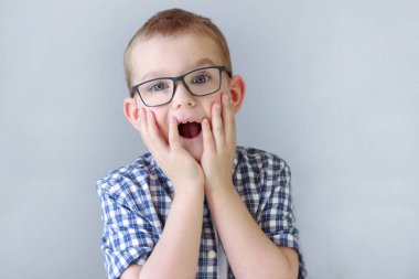 Çocuk mutlu, şaşırmış ve gülüyor.