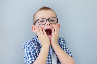 Çocuk mutlu, şaşırmış ve gülüyor.