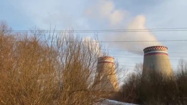 Boru atmosfere kirli duman yayıyor. Bacadan duman dalgaları yükseliyor. Doğrudan çevreye girmek. Dünya gezegeninin atmosferi kirlidir..