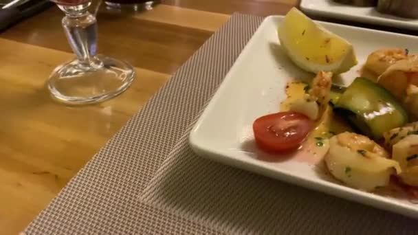 Красива Їжа Ресторані Знаходиться Столі Офіціант Подає Тарілку Свіжими Морепродуктами — стокове відео
