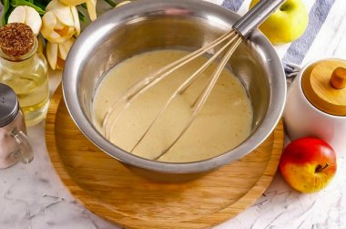 Hamur için bütün ürünleri derin bir konteynırda birleştirip çırpın. Sebze yağı ekle ve karıştır. Glüten aktifleştirmek için 10 dakika bekle..