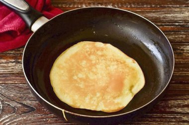 Tavada, krepleri her iki tarafta da kızart ta ki altın kahverengiye kadar..