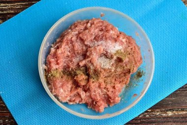 Kıymaya tuz ve karabiber ekle. İyice karıştır..