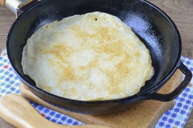 Tavayı yağla ve krepleri iki taraftan kızart..