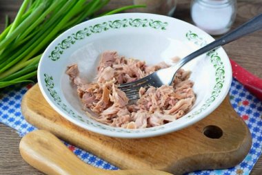 Ton balığını kutudan çıkar, çatalla püre yap. Meyve suyu gerekmez..