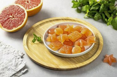 Greyfurt marmeladı hazır. Taze sıkılmış meyve suyu yerine, paket meyve suyu alabilirsin. Şekerin miktarını zevkine göre ayarla. Sonuç, kendini çayla şımartabileceğin tatlı ve lezzetli bir tatlıdır..