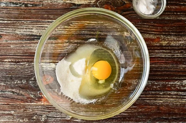 Tavuk Yumurtasını Bir Kaseye Döv Şeker Ekle — Stok fotoğraf