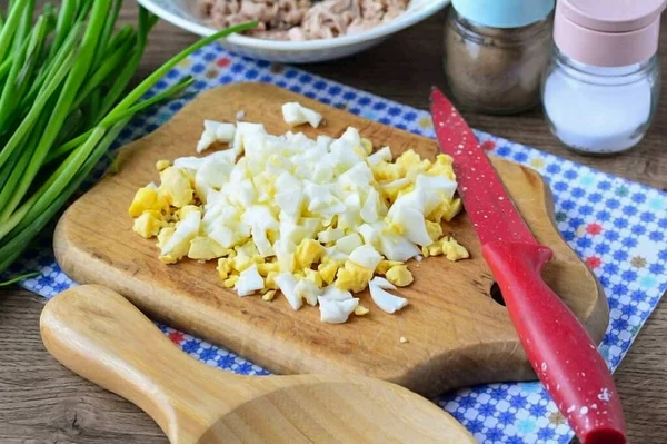 Koka Hårdkokta Ägg Svalka Och Skala Skär Äggen Små Kuber — Stockfoto