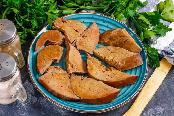 Togliere Fegato Dal Brodo Tagliarlo Porzioni Disporlo Piatto Facoltativamente Coprire — Foto Stock